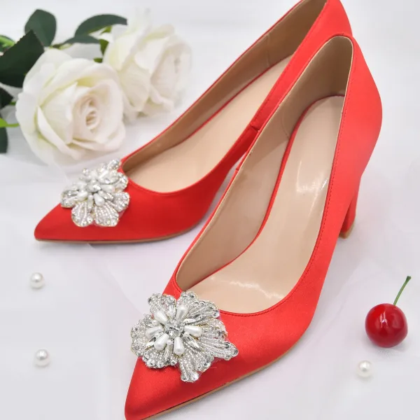 Élégant Rouge Perle Faux Diamant Satin Chaussure De Mariée 2022 Mariage 8 cm Talons Épais À Bout Pointu Escarpins Talons Hauts