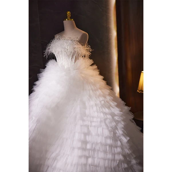 Fashion White Tassel Cascading Ruffles Wedding Dresses 2023 Ball Gown Strapless Pearl Sleeveless Backless Court Train Wedding