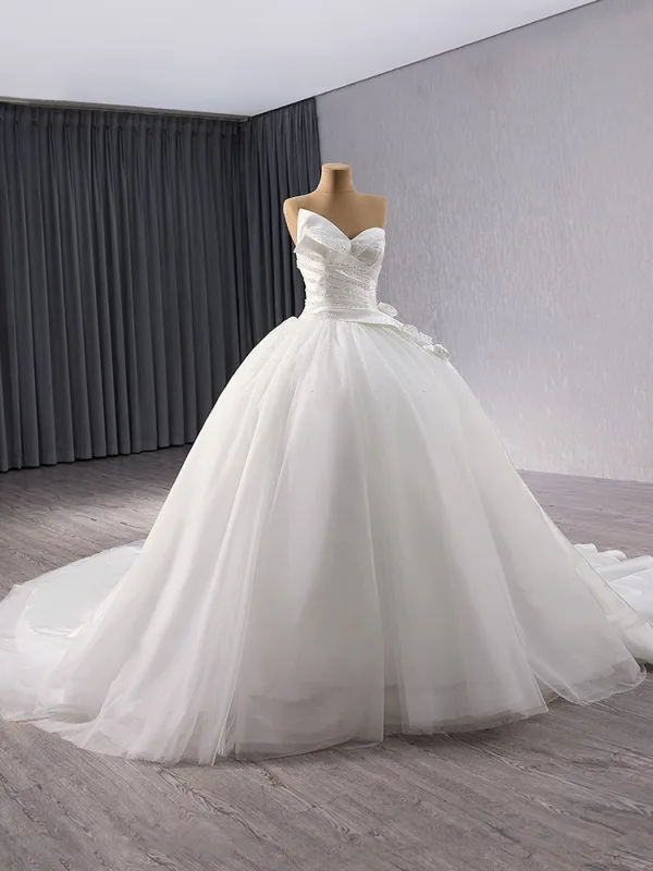 Schlicht Weiß Perlenstickerei Pailletten Satin Brautkleider / Hochzeitskleider 2024 Ballkleid Bandeau Ärmellos Rückenfreies Königliche Schleppe Hochzeit