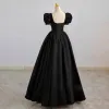 Vintage Czarne Sukienki Wieczorowe Sukienki Na Bal 2022 Princessa Skrzyżowane Pasy Frezowanie Bufiasta Kótkie Rękawy Bez Pleców Jednolity kolor Długie Satyna Kwadratowy Dekolt Taniec Sukienki Wizytowe