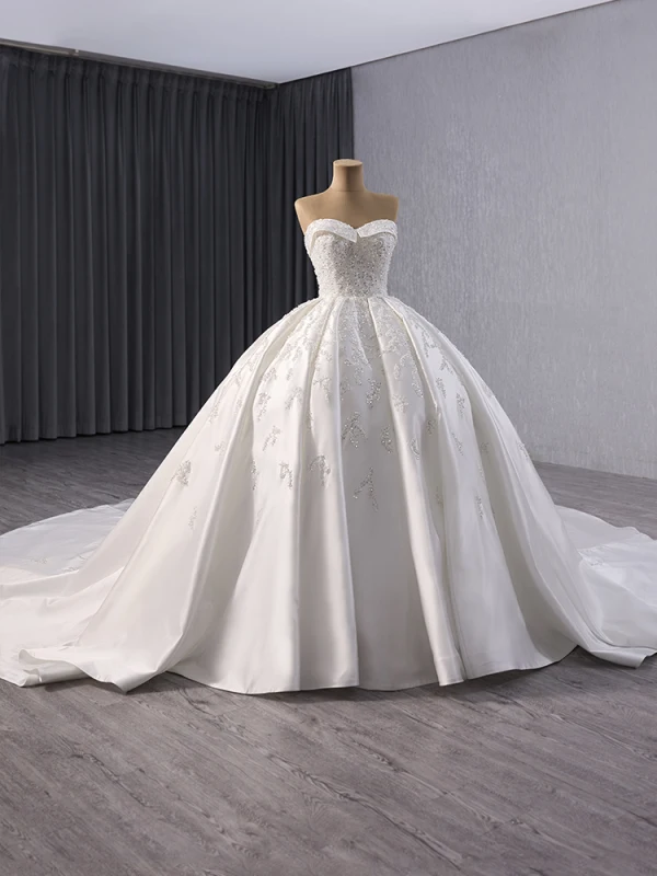 Luxus / Herrlich Weiß Handgefertigt Perlenstickerei Pailletten Satin Brautkleider / Hochzeitskleider 2024 Ballkleid Bandeau Ärmellos Rückenfreies Königliche Schleppe Hochzeit