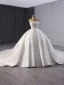 Luxus / Herrlich Weiß Handgefertigt Perlenstickerei Pailletten Satin Brautkleider / Hochzeitskleider 2024 Ballkleid Bandeau Ärmellos Rückenfreies Königliche Schleppe Hochzeit