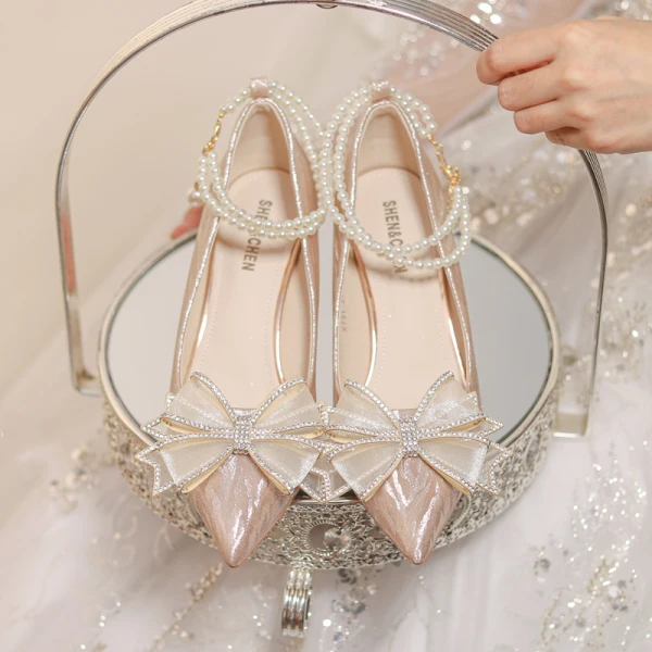 Charmant Doré Perle Bride Cheville Faux Diamant Noeud Chaussure De Mariée 2023 7 cm Talons Aiguilles À Bout Pointu Mariage Escarpins Talons Hauts