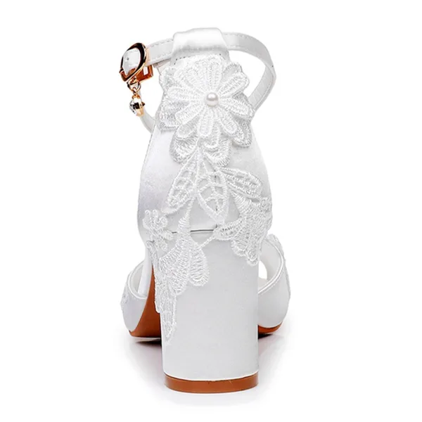 Elegante Weiß Spitze Blumen Brautschuhe 2024 Knöchelriemen 7 cm Thick Heels Peeptoes Hochzeit Sandaletten Hochhackige