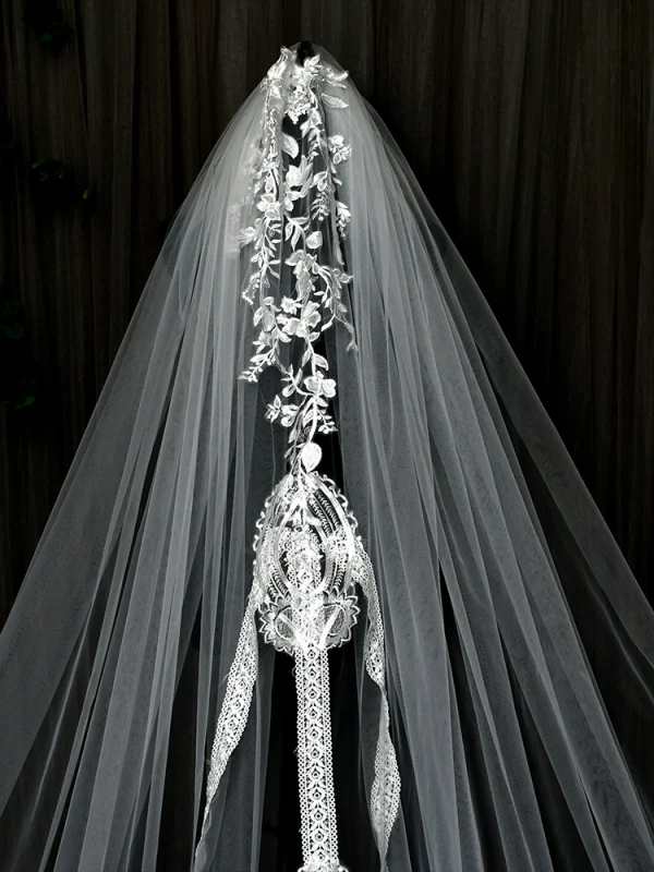 Vintage / Retro White Lace Flower Wedding Veils 2024