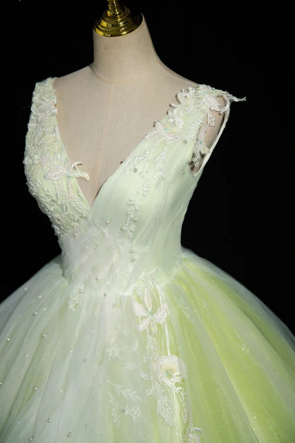 Élégant Vert Cendré Perle En Dentelle Fleur Volants en Cascade Robe De Bal 2023 Robe Boule V-Cou Sans Manches Dos Nu Longue Robe De Ceremonie