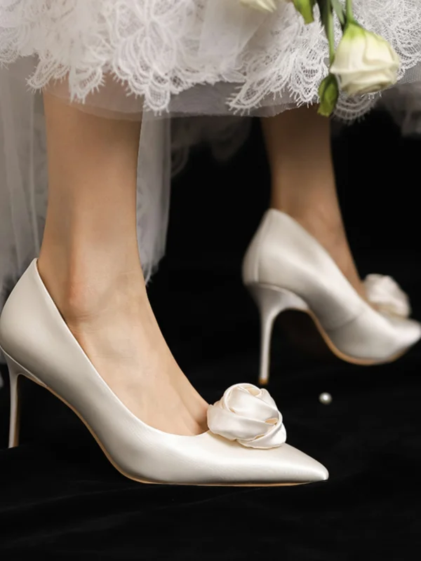 Elegant Ivory Rose Appliques Wedding Shoes 2024 Satin 8 cm Stiletto Heels Pointed Toe Wedding Pumps High Heels