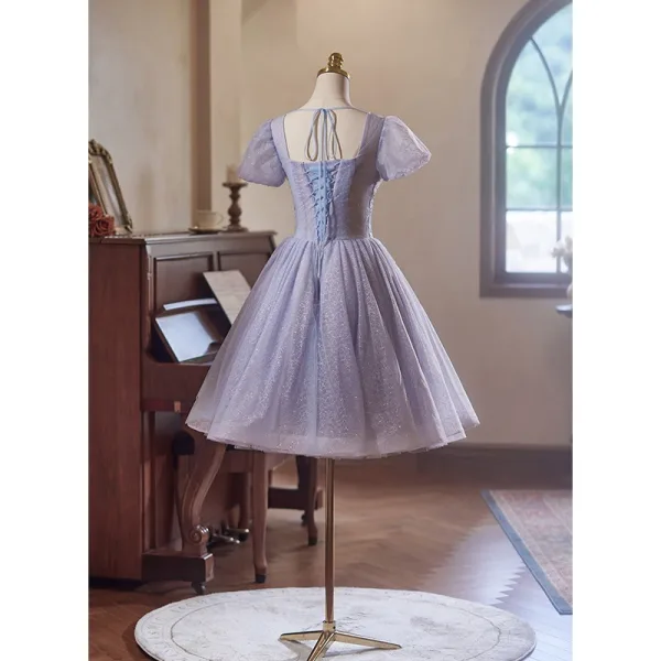 Chic / Belle Lavande Perlage Paillettes Courte de retour Robe De Graduation 2024 Princesse Encolure Carrée Gonflée Manches Courtes Dos Nu Tulle