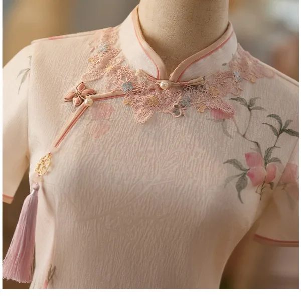 Chiński Styl Eleganckie Beżowe Z Koronki Kwiat Druk Długość Herbaty Cheongsam 2024 Syrena / Rozkloszowane Wysokiej Szyi Kótkie Rękawy