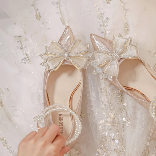 Charmant Doré Perle Bride Cheville Faux Diamant Noeud Chaussure De Mariée 2023 7 cm Talons Aiguilles À Bout Pointu Mariage Escarpins Talons Hauts