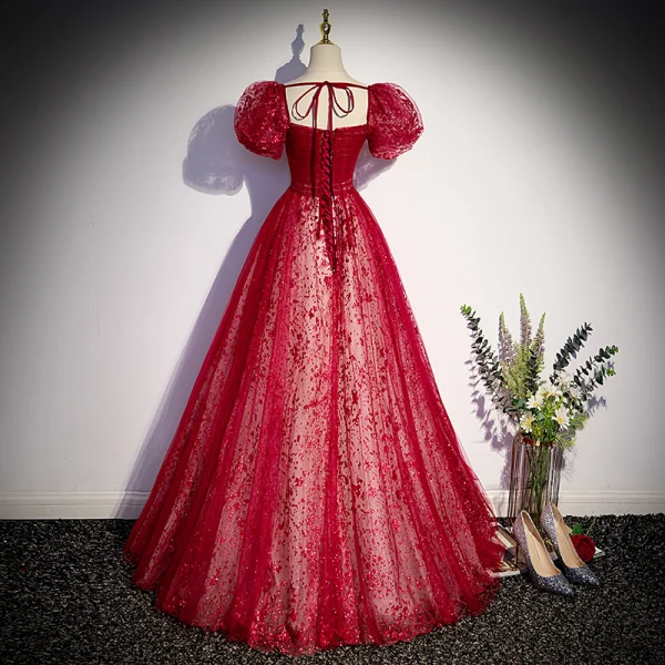 Scintillantes Bordeaux Paillettes Robe De Bal 2022 Princesse Encolure Carrée Gonflée Manches Courtes Dos Nu Noeud Longue Robe De Ceremonie