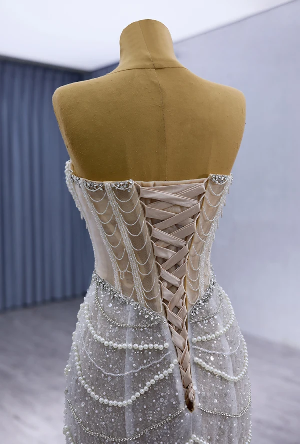 High End Charmant Weiß Handgefertigt Perlenstickerei Perle Strass Pailletten Ballkleider 2024 Meerjungfrau Bandeau Kurze Ärmel Rückenfreies Sweep / Pinsel Zug Strand