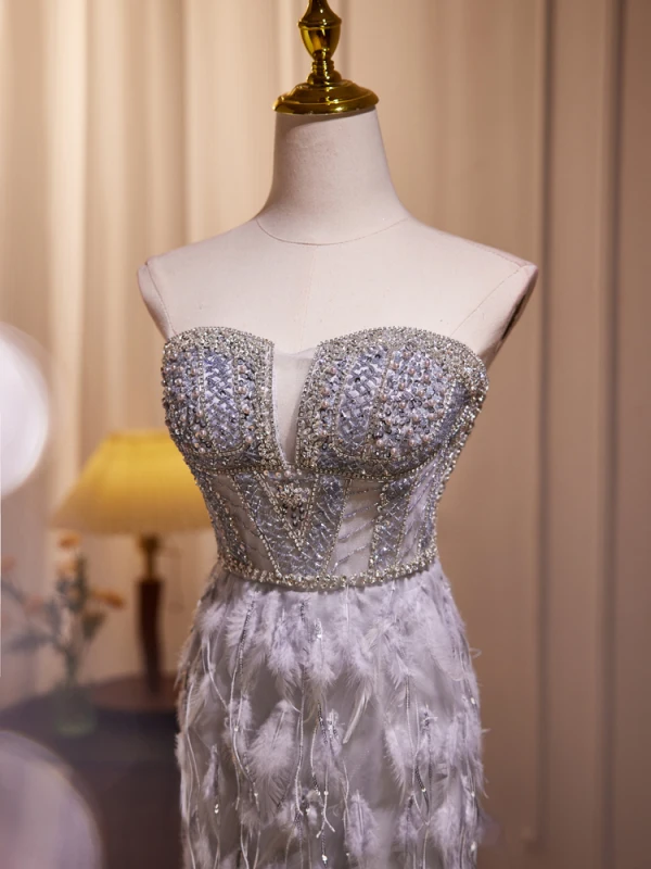 High End Charmant Grau Handgefertigt Perlenstickerei Perle Pailletten Feder Abendkleider 2024 Meerjungfrau Bandeau Ärmellos Rückenfreies Sweep / Pinsel Zug Strand