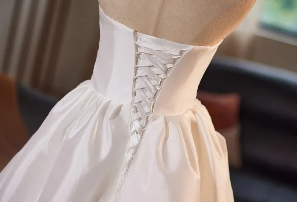 Elegante Weiß Satin Asymmetrisch Brautkleider / Hochzeitskleider 2025 Ballkleid Bandeau Ärmellos Rückenfreies Sweep / Pinsel Zug Hochzeit