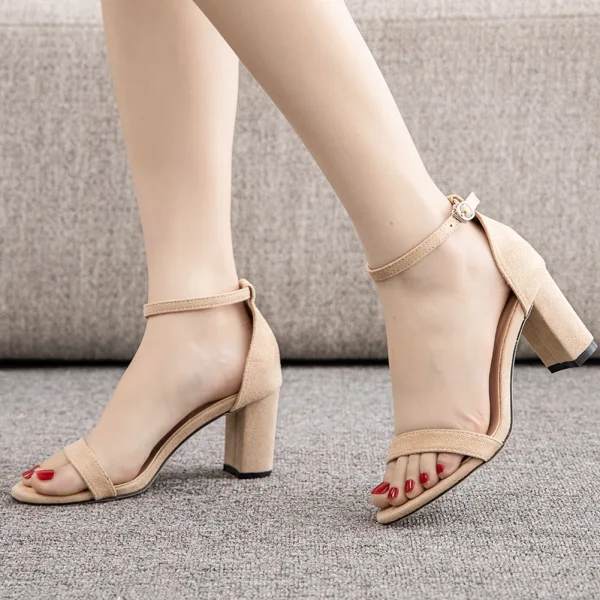 Enkla Röd Gatukläder Casual Mocka Sandaler Dam 2023 Ankelband 7 cm Tjocka Klackar Peep Toe Sandaler Högklackade