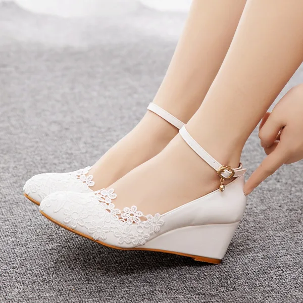 Élégant Blanche En Dentelle Fleur Chaussure De Mariée 2022 5 cm Compensées À Bout Rond Mariage Talons Hauts