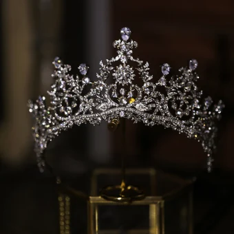 Sjarmerende Sølv Rhinestone Bryllup Tiara 2022 Zirkon Legering Brudesmykker Tiara Har Tilbehor