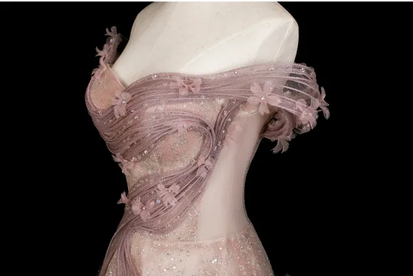 Haut de Gamme Rougissant Rose Appliques Faux Diamant Paillettes Volants en Cascade Robe De Bal 2025 Princesse De l'épaule Sans Manches Dos Nu Longue Robe De Ceremonie