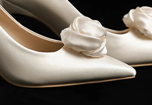 Elegant Ivory Rose Appliques Wedding Shoes 2024 Satin 8 cm Stiletto Heels Pointed Toe Wedding Pumps High Heels