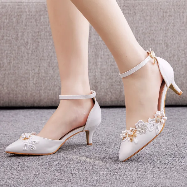 Chic / Belle Blanche En Dentelle Fleur Perle Faux Diamant Chaussure De Mariée 2023 Bride Cheville 5 cm Talons Aiguilles À Bout Pointu Mariage Talons Hauts