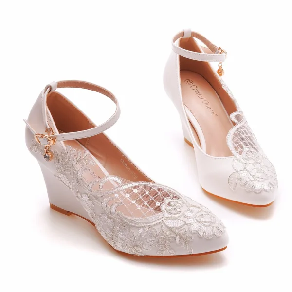 Classique Blanche En Dentelle Fleur Paillettes Chaussure De Mariée 2023 Bride Cheville 8 cm Compensées À Bout Pointu Mariage Talons Hauts