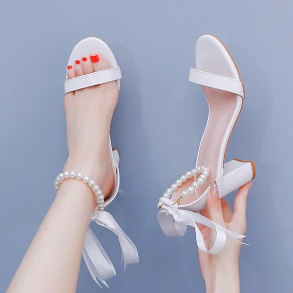 Élégant Blanche Perle Bride Cheville Peep Toes / Bout Ouvert Chaussure De Mariée 2024 7 cm Talons Épais Mariage Sandales Talons Hauts