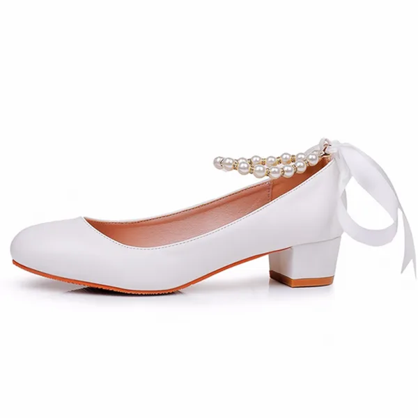 Elegante Weiß Perle Knöchelriemen Schleife Runde Zeh Brautschuhe 2024 3 cm Thick Heels Low Heel Hochzeit Pumps