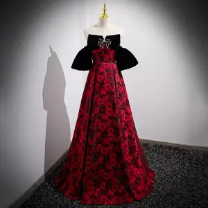 Sjarmerende Burgunder Printing Ballkjoler 2022 Prinsesse Strapless Rhinestone Sløyfe Uten Ermer Ryggløse Lange Ball Formelle Kjoler