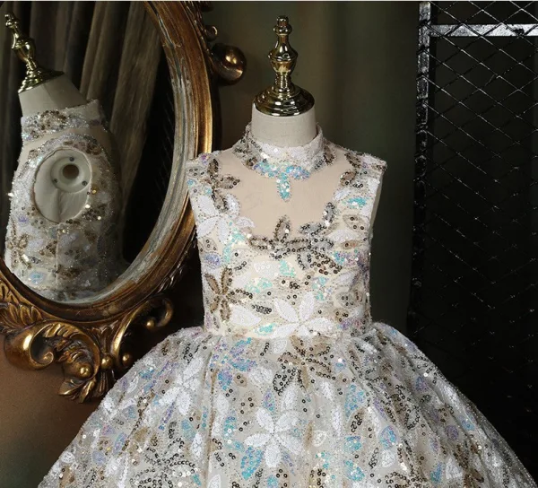 Sexy Weiß Perlenstickerei Pailletten Kurze Geburtstag Blumenmädchenkleider 2024 Ballkleid Stehkragen Ärmellos Rückenfreies