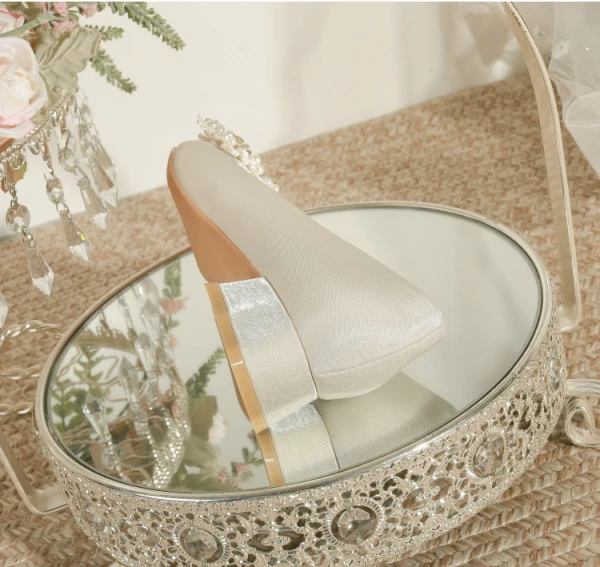 Elegant Beige Beading Pearl Rhinestone Satin Wedding Shoes 2024 3 cm Thick Heels Low Heel Pointed Toe Wedding Pumps High Heels