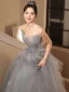 Charmant Argenté Gris Paillettes En Dentelle Fleur Robe De Soirée 2023 Princesse Bustier Sans Manches Dos Nu Volants en Cascade Longue Soirée Robe De Ceremonie