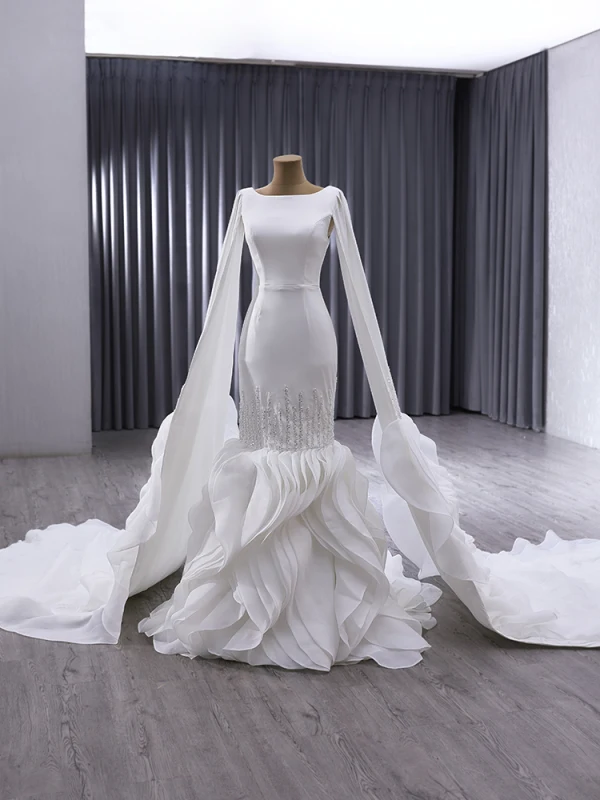 High End Weiß Pailletten Satin Fallende Rüsche Brautkleider / Hochzeitskleider 2024 Meerjungfrau Rundhalsausschnitt Ärmellos Rückenfreies Hof-Schleppe Hochzeit