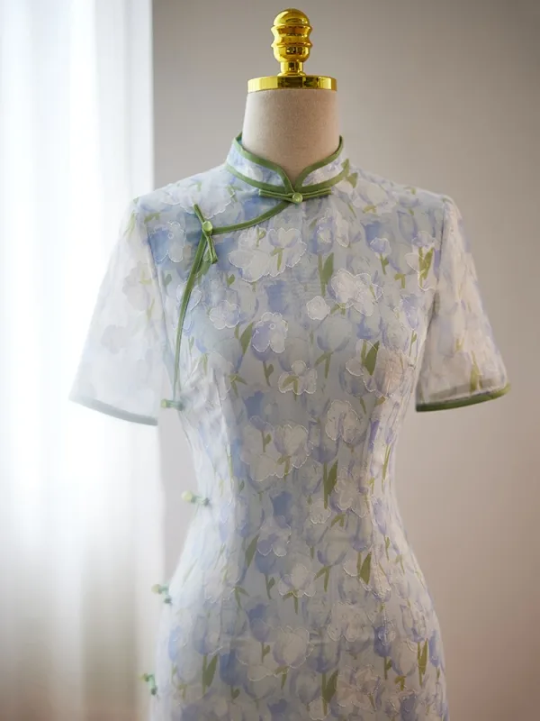 Style Chinois Bleu Ciel Impression Fendue devant Cheongsam 2024 Trompette / Sirène Col Haut Manches Courtes Thé Longueur