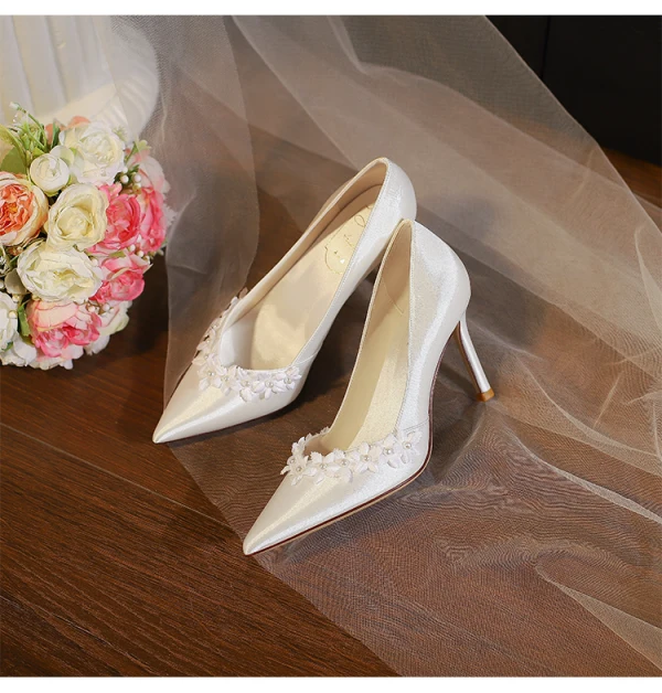 Elegant White Satin Appliques Wedding Shoes 2024 8 cm Stiletto Heels Pointed Toe Wedding Pumps High Heels