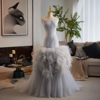 Sexy Gris Volants Robe De Bal 2025 Trompette Sirène Bustier Sans Manches Dos Nu Train De Balayage Promo Robe De Ceremonie
