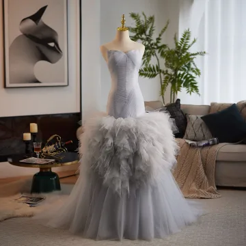 Sexy Gris Volants Robe De Bal 2025 Trompette Sirène Bustier Sans Manches Dos Nu Train De Balayage Promo Robe De Ceremonie