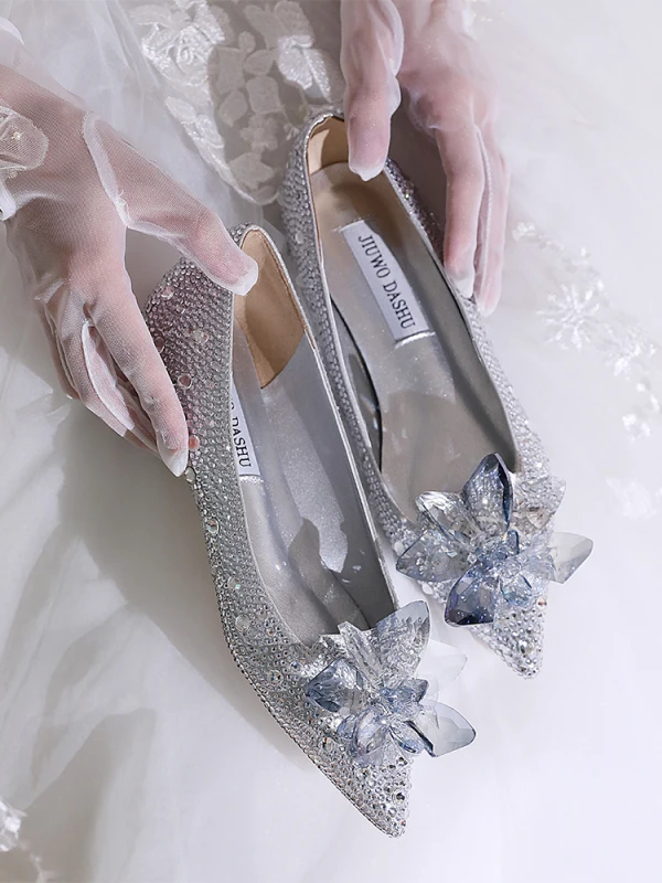 Charmant Assepoester Zilveren Kristal Rhinestone Bruidsschoenen 2022 Leer Spitse Neus Platte Huwelijk Hakken