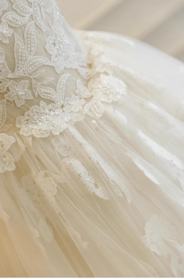 Stunning A-Line / Princess Ivory Beading Lace Wedding Dresses 2025 U-Neck Crossed Straps Sleeveless Tulle
