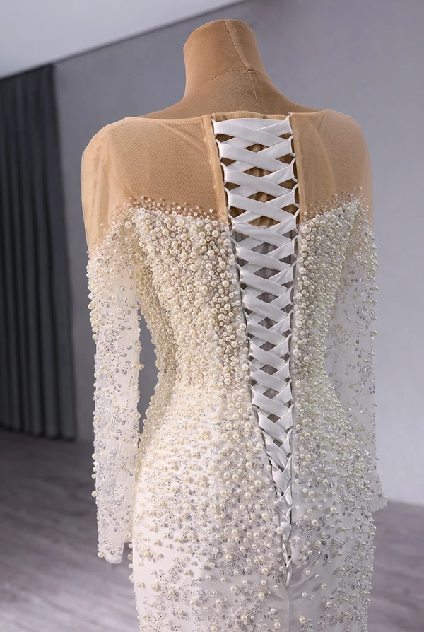 Haut de Gamme Blanche Fait main Perle Paillettes Robe De Mariée 2024 Trompette / Sirène Encolure Dégagée Manches Longues Dos Nu Train De Balayage Mariage