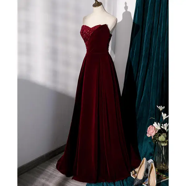 Sjarmerende Burgunder Selskapskjoler Prinsesse 2022 Strapless Uten Ermer Ryggløse Paljetter Suede Lange Polyester Aften Formelle Kjoler