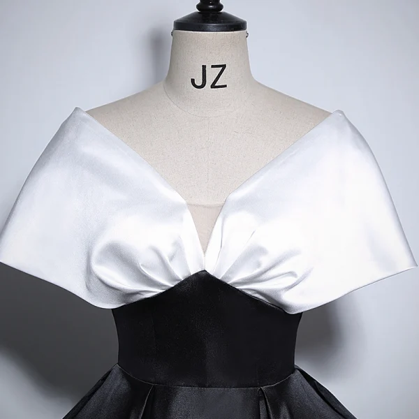 Audrey Hepburn Style Black Satin Prom Dresses 2024 Ball Gown V-Neck Short Sleeve Backless Floor-Length / Long Prom Formal Dresses