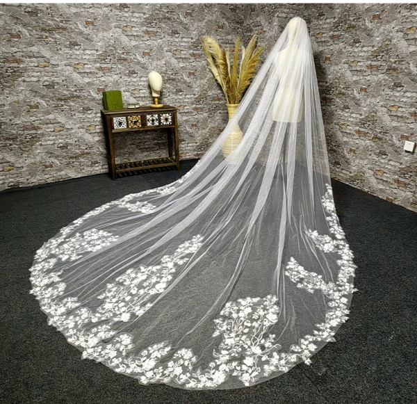 Charming White Pearl Lace Flower Wedding Veils 2024 Tulle