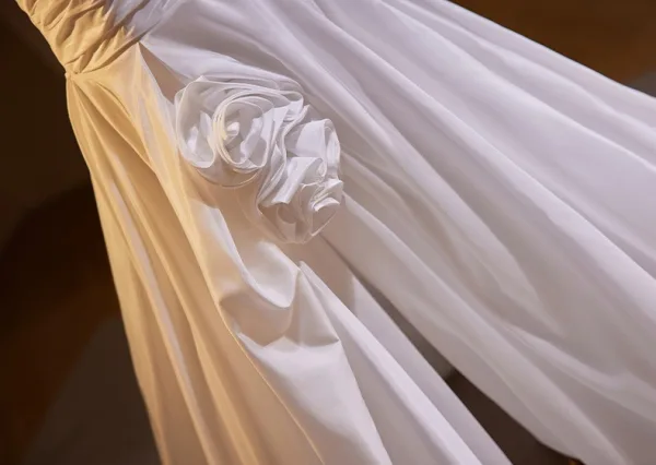 Enkel Hvit Fendue devant Satin Brudekjoler 2024 Ballkjole Strapless Uten Ermer Ryggløse Feie Tog Bryllup