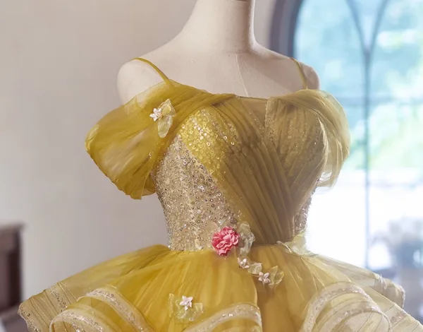 Fashion Yellow Sequins Appliques Short Homecoming Graduation Dresses Cocktail Dresses 2024 Ball Gown Spaghetti Straps Short Sleeve Backless Tulle