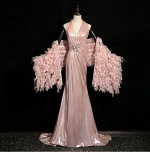 Sexig Rodnande Rosa Rhinestone Fjäder Aftonklänningar 2024 Trumpet Sjöjungfru Hållare Ärmlös Halterneck Svep Tåg Afton Formella Klänningar