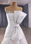 Elegante Weiß Strass Satin Brautkleider / Hochzeitskleider 2025 Ballkleid Bandeau Ärmellos Schleife Rückenfreies Sweep / Pinsel Zug