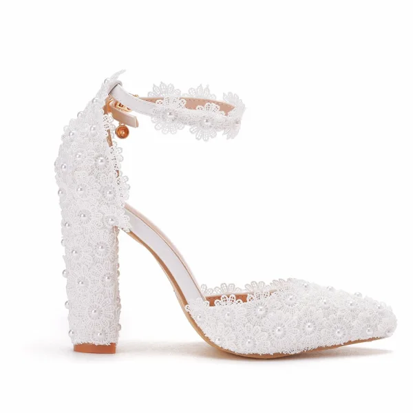 Chic / Belle Blanche Perle En Dentelle Fleur Chaussure De Mariée 2022 Bride Cheville 10 cm Talons Épais À Bout Pointu Mariage Talons Hauts