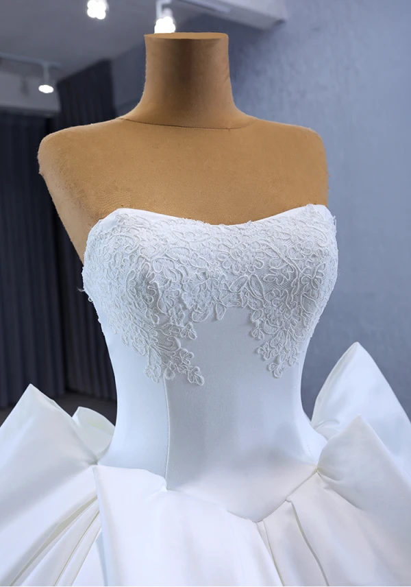 High-end Ivory Lace Flower Satin Wedding Dresses 2023 Ball Gown Strapless Sleeveless Backless Royal Train Wedding