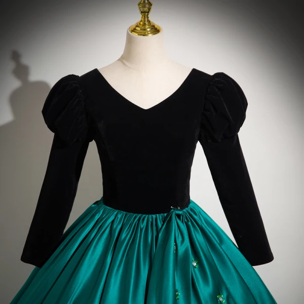 Vintage Dunkelgrün Satin Ballkleider 2024 Ballkleid V-Ausschnitt Lange Ärmel Rückenfreies Lange Ball Festliche Kleider