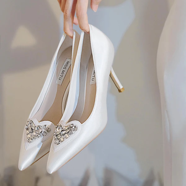 Élégant Ivoire Forme de coeur Faux Diamant Chaussure De Mariée 2022 Cuir 8 cm Talons Aiguilles À Bout Pointu Mariage Escarpins Talons Hauts